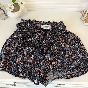 floral ruffled shorts from hollister:)